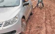 Muitas horas de trabalho e esforço foram necessárias para se passar por trecho tomado por barro