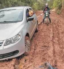 Muitas horas de trabalho e esforço foram necessárias para se passar por trecho tomado por barro