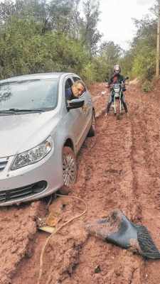 Muitas horas de trabalho e esforço foram necessárias para se passar por trecho tomado por barro