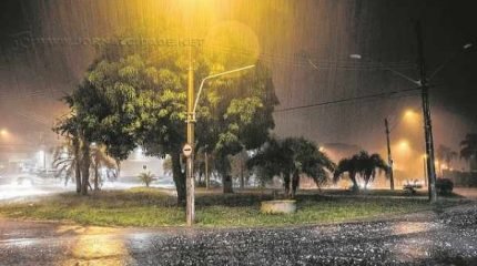 Especialista fala que chuva de granizo de quarta pode ser considerada anormal para época do ano (Foto: Gilberto Jr)