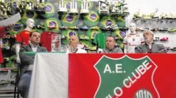 João Carlos Cerri, João Marcondelli, Álvaro Gaia e Adalberto Irineu Borges durante coletiva; no detalhe, treinador com a camisa do clube