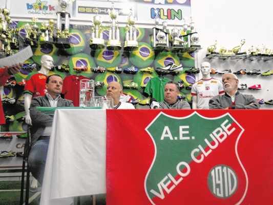 João Carlos Cerri, João Marcondelli, Álvaro Gaia e Adalberto Irineu Borges durante coletiva; no detalhe, treinador com a camisa do clube