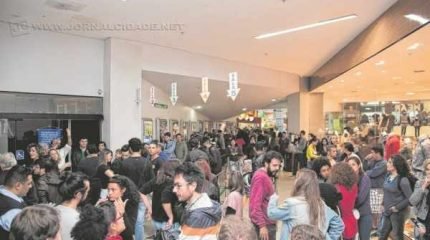 Na foto de Michael Willis, público que compareceu para conferir a primeira exibição do filme - vencedor em Cannes - em Rio Claro