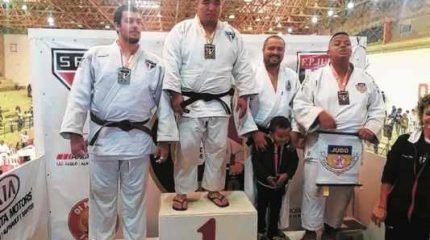 Atleta rio-clarense [no alto do pódio] marcou presença no Ginásio de Esportes do Morumbi em São Paulo no início do mês de junho