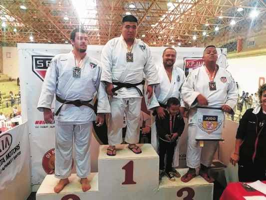 Atleta rio-clarense [no alto do pódio] marcou presença no Ginásio de Esportes do Morumbi em São Paulo no início do mês de junho