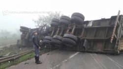 Veículo tombou na rodovia Fausto Santomauro