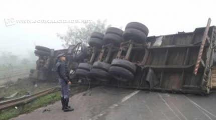 Veículo tombou na rodovia Fausto Santomauro