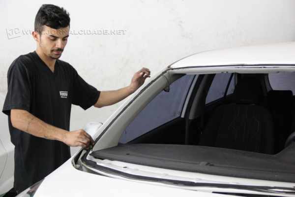 Funcionário da Vidrovan faz reparo em veículo danificado pela chuva de granizo que atingiu RC no começo do mês de junho