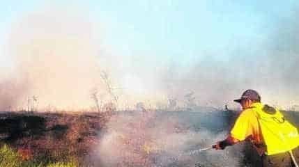 Corpo de Bombeiros e Defesa Civil de Rio Claro combateram incêndio em uma área extensa no Distrito Industrial. Chamas destruíram uma área total de 10 mil m²