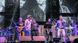 Fábio Menezes e Léo Moraes animam o público com o show sertanejo “Cabaré Universitário”