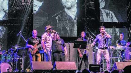 Fábio Menezes e Léo Moraes animam o público com o show sertanejo “Cabaré Universitário”