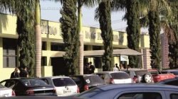 No velório de Wemerson Venâncio (foto detalhe), familiares e conhecidos lamentavam pela sua morte. O clima era de muita dor e tristeza. O rapaz foi assassinado em frente a sua residência