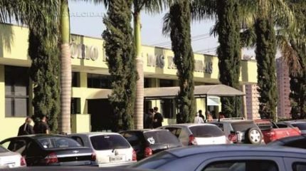 No velório de Wemerson Venâncio (foto detalhe), familiares e conhecidos lamentavam pela sua morte. O clima era de muita dor e tristeza. O rapaz foi assassinado em frente a sua residência