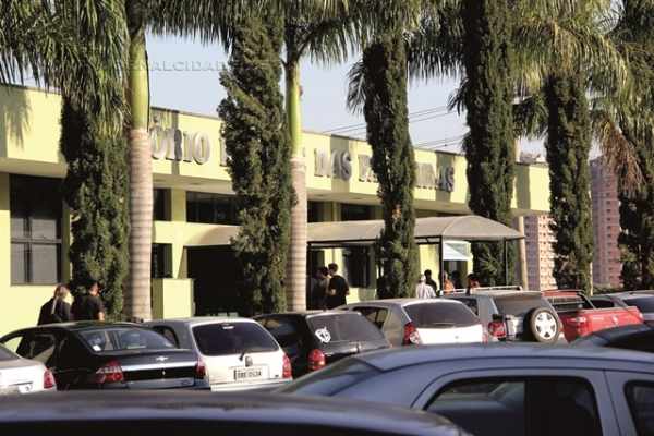 No velório de Wemerson Venâncio (foto detalhe), familiares e conhecidos lamentavam pela sua morte. O clima era de muita dor e tristeza. O rapaz foi assassinado em frente a sua residência