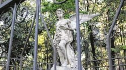 A estátua, marco do Jardim Público, encontra-se dentro de grades há dezenas de anos para evitar depredações