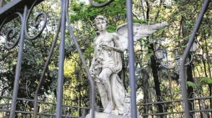 A estátua, marco do Jardim Público, encontra-se dentro de grades há dezenas de anos para evitar depredações