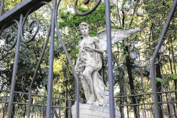 A estátua, marco do Jardim Público, encontra-se dentro de grades há dezenas de anos para evitar depredações