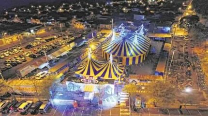 O Circo de Teatro Tubinho está localizado no estacionamento do Shopping e é uma das muitas atrações do final de semana no local