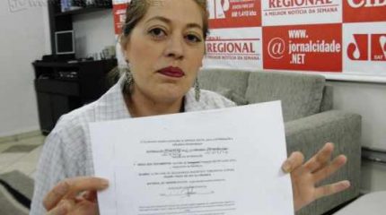 Paciente Daiza Maria Pinheiro Ferreira, 36 anos, munida de documentos que comprovam a suspensão de cirurgia no dia 20 de julho