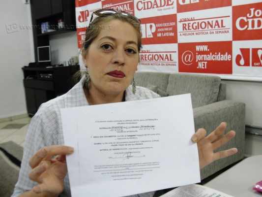 Paciente Daiza Maria Pinheiro Ferreira, 36 anos, munida de documentos que comprovam a suspensão de cirurgia no dia 20 de julho