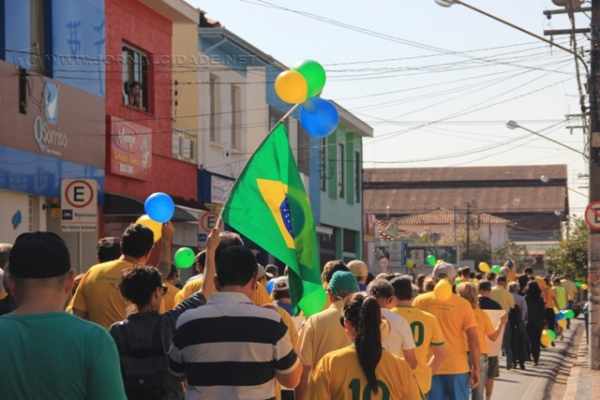 Manifestantes se reuniram na região central de Rio Claro na manhã deste domingo (31_
