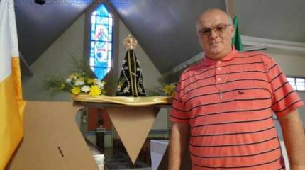 Padre Inácio mostra a Imagem de Nossa Senhora Aparecida, que chegou a Santa Gertrudes no último domingo (17) 