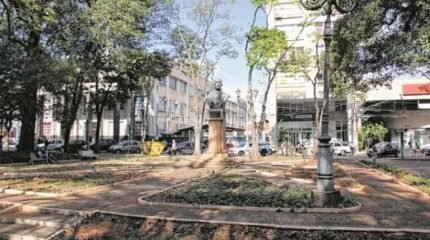 A população já pode verificar que plantas na praça central foram retiradas para promover mais visibilidade