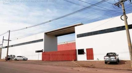 O Sindicato dos Trabalhadores nas Indústrias da Construção e do Mobiliário diz que empresa alegou não ter recursos para pagar integralmente rescisão dos 223 demitidos