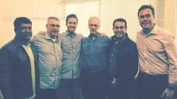 Alcir ao centro ladeado por deputados e seu candidato a vice