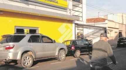 Agência que foi arrombada pelos ladrões nessa segunda (18) fica situada na Rua 8, na área central