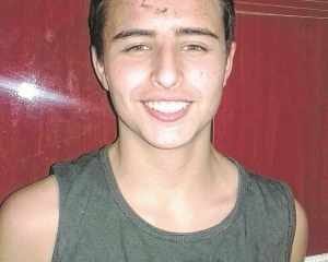 O adolescente Levy Damacena sorri depois de ter tirado os pontos do corte que sofreu em sua testa