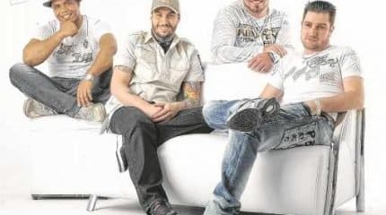 O grupo sobe ao palco do clube a partir das 23 horas, mas antes a animação da noite fica por conta da banda União dos Amigos tocando o melhor das rodas de samba