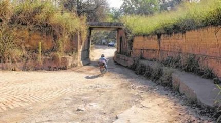 Motociclista passa por pontilhão que apresenta péssimas condições de uso em uma das entradas de Santa Gertrudes, pela SP-316, que passa por melhorias há meses