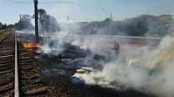 O fogo chegou a atingir até a madeira da linha férrea