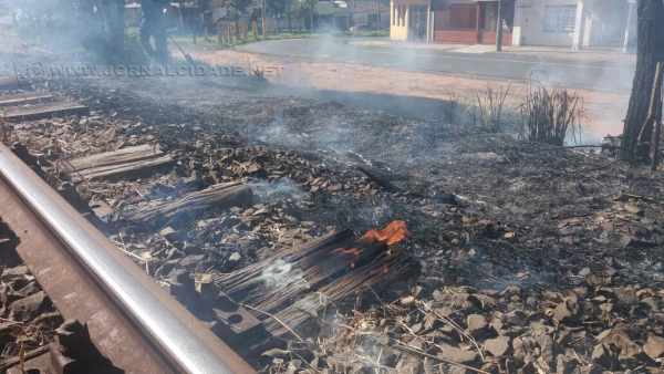 O fogo chegou a atingir até a madeira da linha férrea