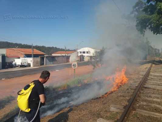 O fogo chegou a atingir até a madeira da linha férrea