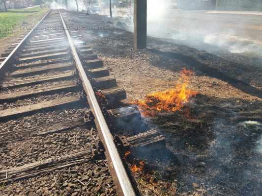 O fogo chegou a atingir até a madeira da linha férrea