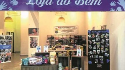 Funcionários das instituições Lar Bethel e Abrigo São Vicente estão na loja para auxiliar e tirar todas as dúvidas da população
