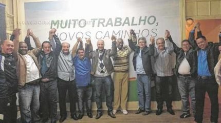 O pré-candidato Perissinotto (PMDB) ao centro ladeado pelo possível vice Djalma de Paula, prefeito Altimari e presidentes (Divulgação)