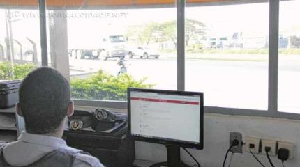 A partir desta quinta-feira (7), motoristas devem circular com farol baixo nas rodovias durante o dia. Medida é prevista em lei