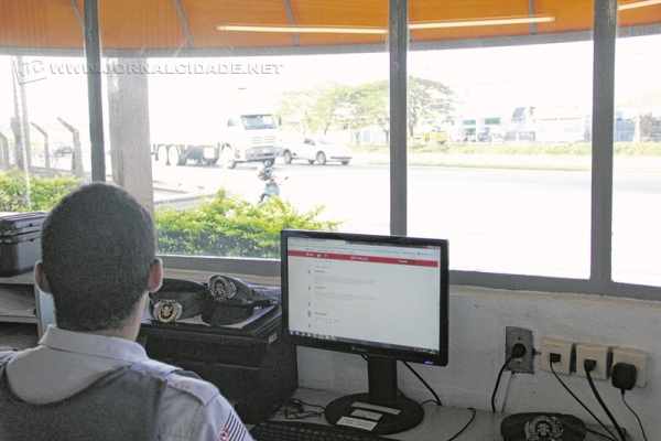 A partir desta quinta-feira (7), motoristas devem circular com farol baixo nas rodovias durante o dia. Medida é prevista em lei