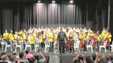 Alunos que integram o Projeto Guri em apresentações musicais. Projeto está com inscrições abertas para receber novos alunos. Interessados devem procurar a Faculdade Asser, no Centro de Rio Claro