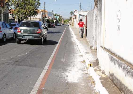 A pintura de sarjetas em ruas e avenidas na região dos bairros Cidade Nova e Vila Paulista foi criticada
