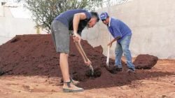 Quem trabalha no sol sente mais os efeitos do tempo seco. Construtor Elizeu da Cruz diz que redobra cuidados com hidratação