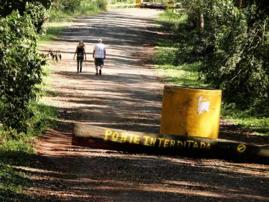 Para sinalizar que a ponte está interditada, foi colocado um tronco e um objeto de concreto para impedir a passagem de veículos