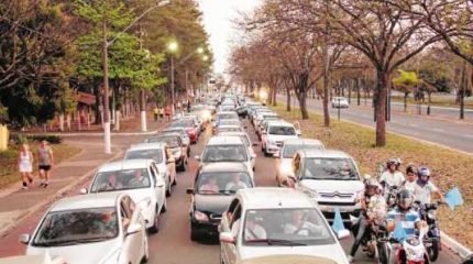 A concentração para a carreata aconteceu no Aeroclube