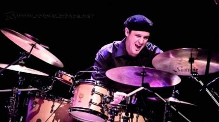 Maurício é, além de baterista, compositor e costuma usar suas influências brasileiras em suas composições, juntamente com outros estilos (Pascal Bouclier)