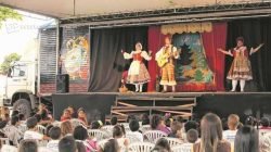 A peça João e Maria acontece no palco móvel do projeto Conexão Cultural Tigre, que em nove anos de apresentações já alcançou 614 mil pessoas, com mais de mil espetáculos teatrais por todo o país