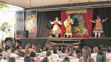 A peça João e Maria acontece no palco móvel do projeto Conexão Cultural Tigre, que em nove anos de apresentações já alcançou 614 mil pessoas, com mais de mil espetáculos teatrais por todo o país