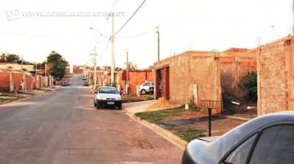 Moradores denunciam locação de casas populares no Conjunto Habitacional Maria Cristina durante retirada dos invasores de uma casa